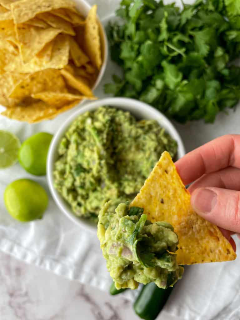 tortilla chips with guacamole without tomatoes on top