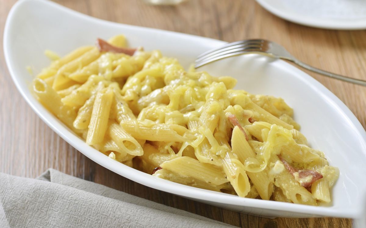 Creamy penne mac and cheese with caramelized onions and bacon