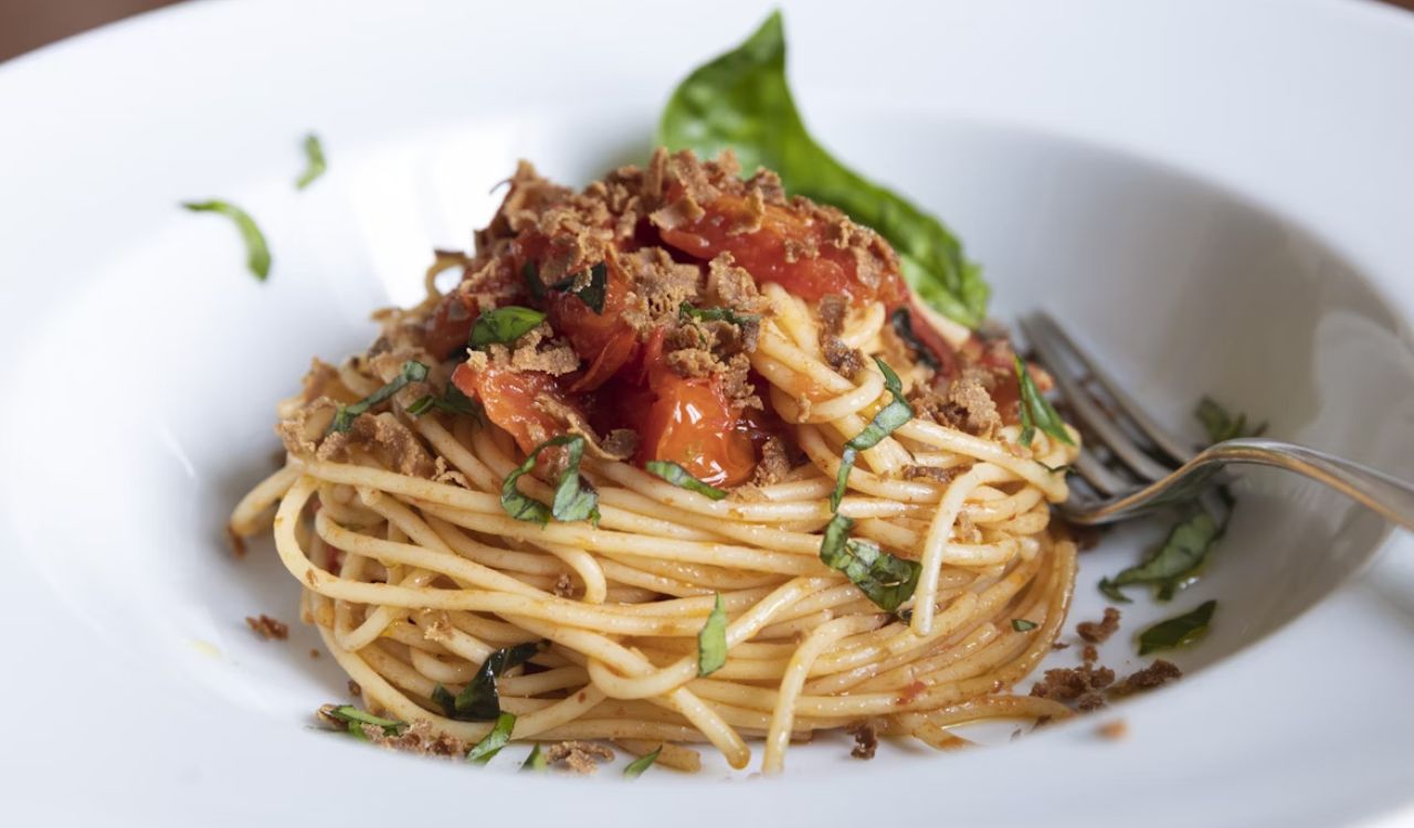 A plate of spaghetti with meat and tomato sauce