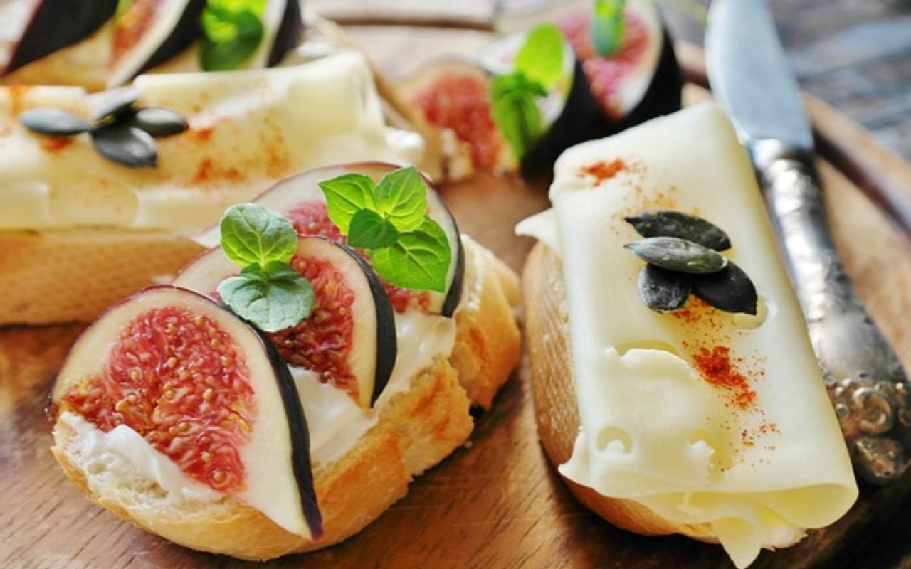 Fig and cheese toasts with mint