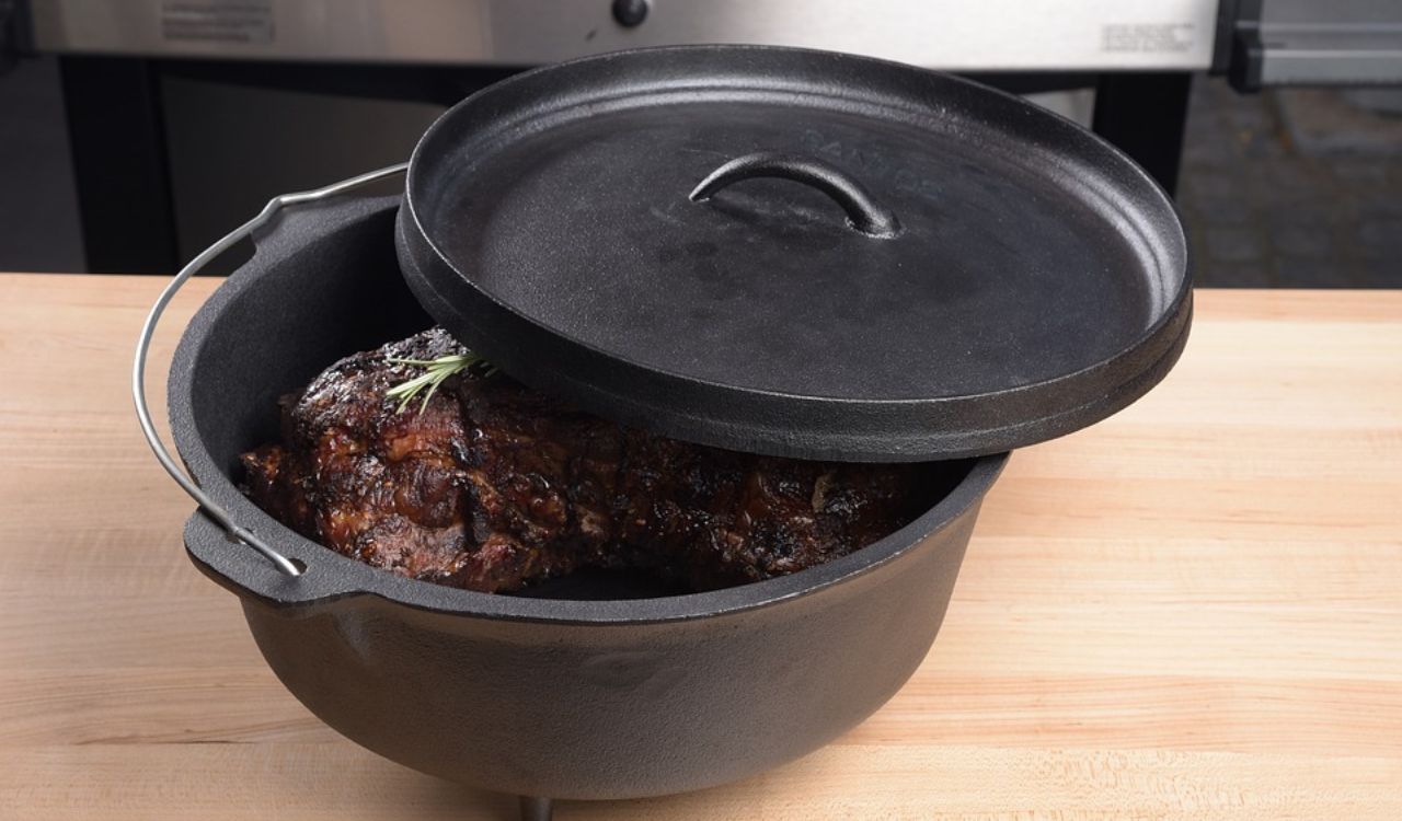 Cast iron pot