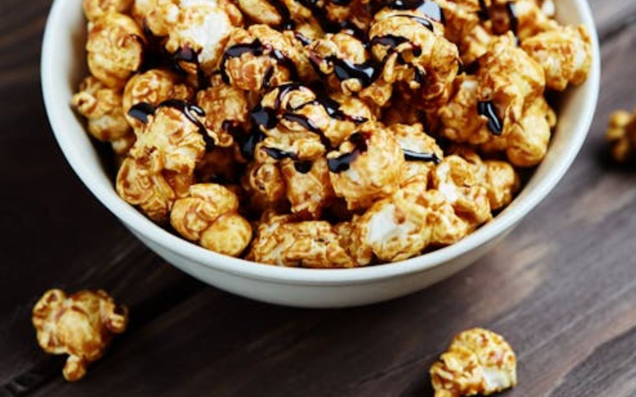 Caramel popcorn drizzled with dark chocolate