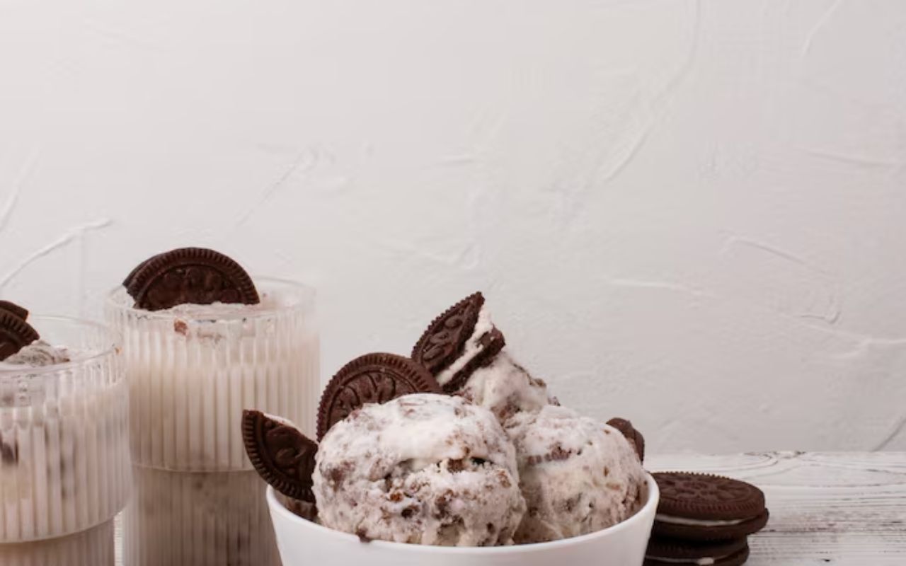 Cookies-and-cream ice cream with chocolate cookies
