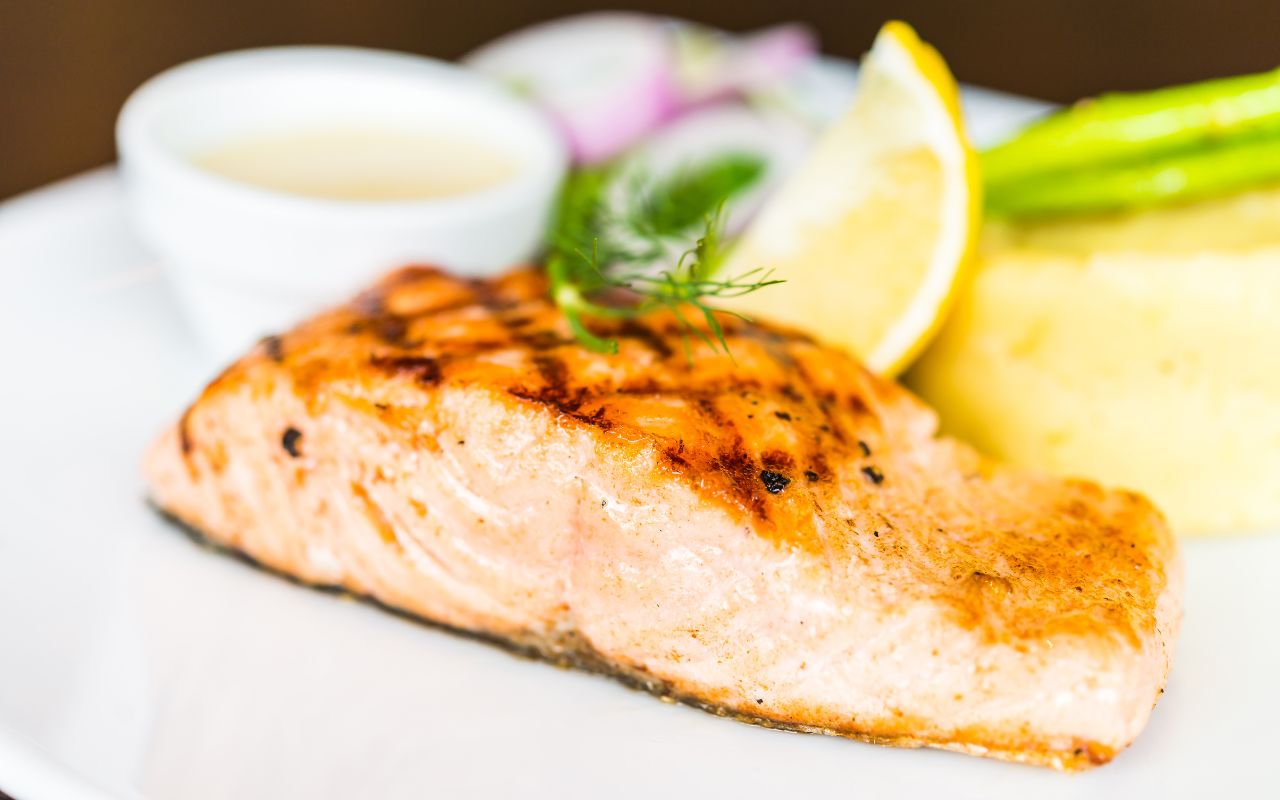Grilled salmon fillet with lemon and dill