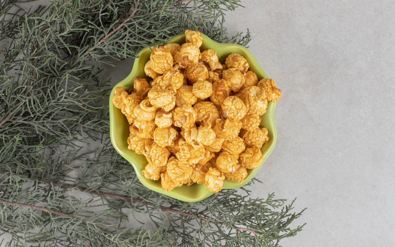 Caramel popcorn in a green bowl