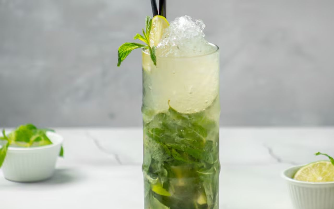 Peppermint mojito with crushed ice and mint