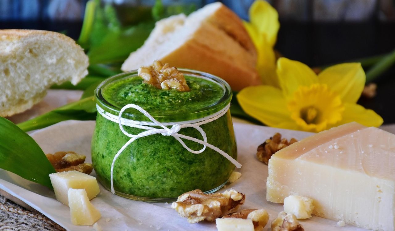 Pesto, Wild garlic, Herbs image.