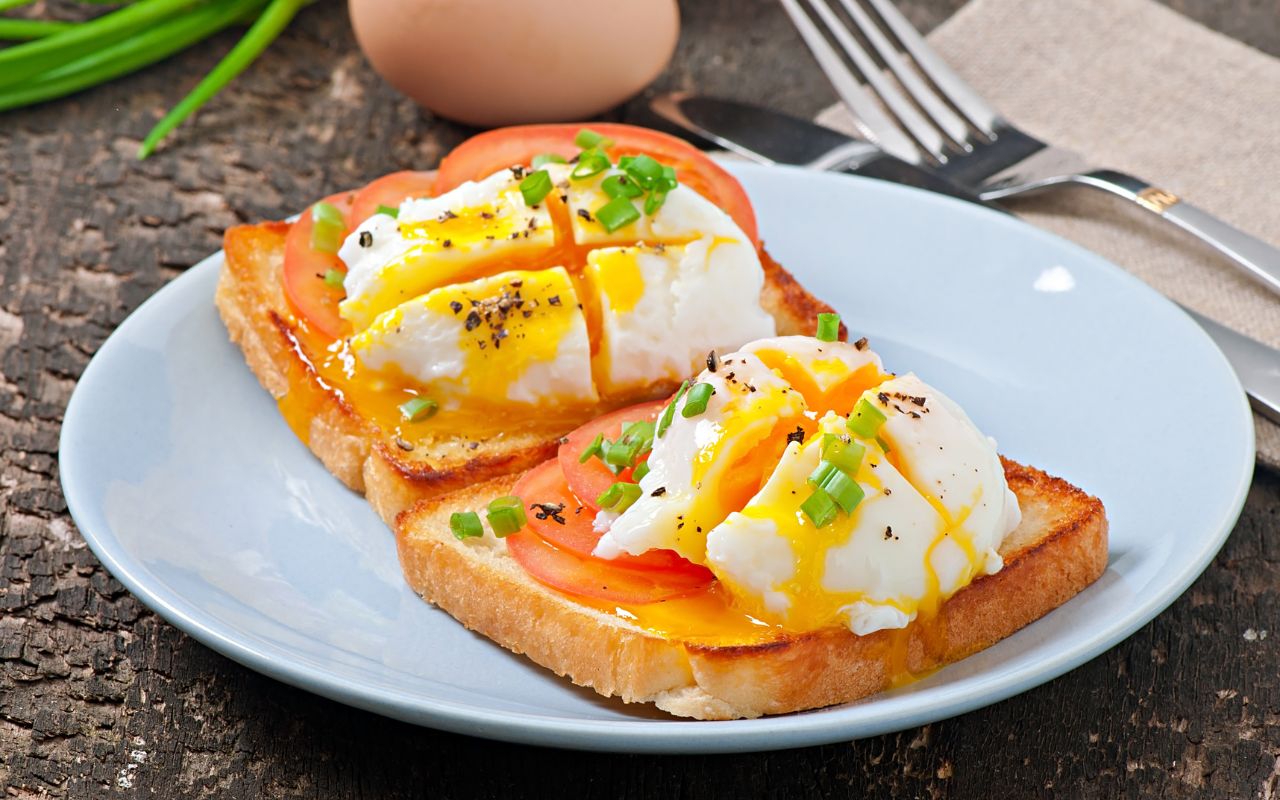 Poached eggs on toast with tomatoes