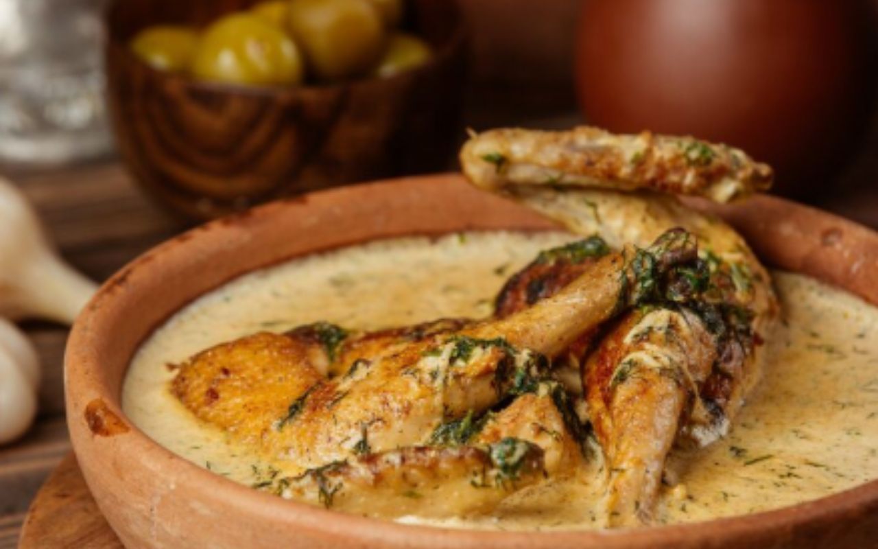 Sauce crémeuse aux champignons et à l'ail avec poulet grillé et fines herbes