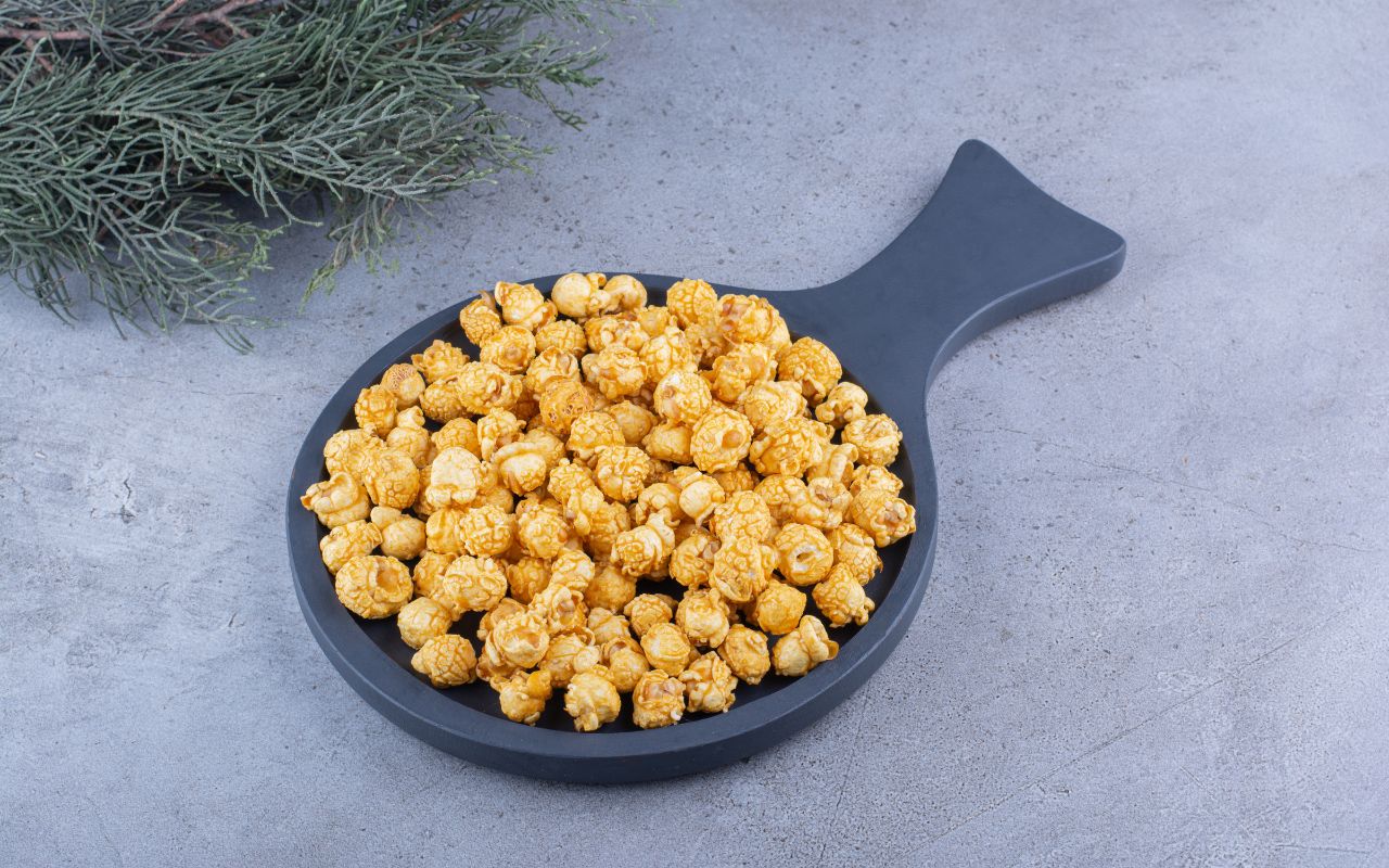 Caramel popcorn on a black serving plate