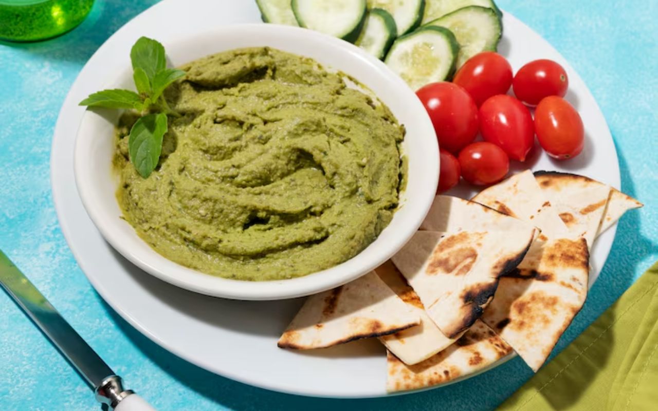 Green spinach dip with pita and veggies