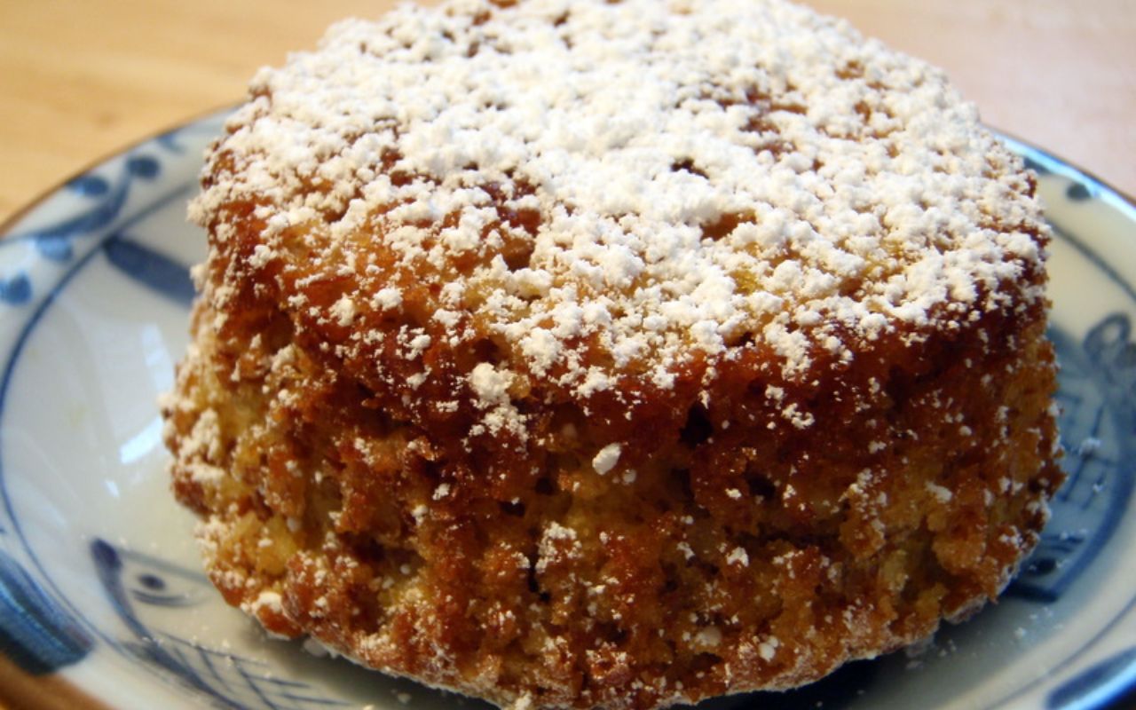 Whole clementine cake dusted with powdered sugar